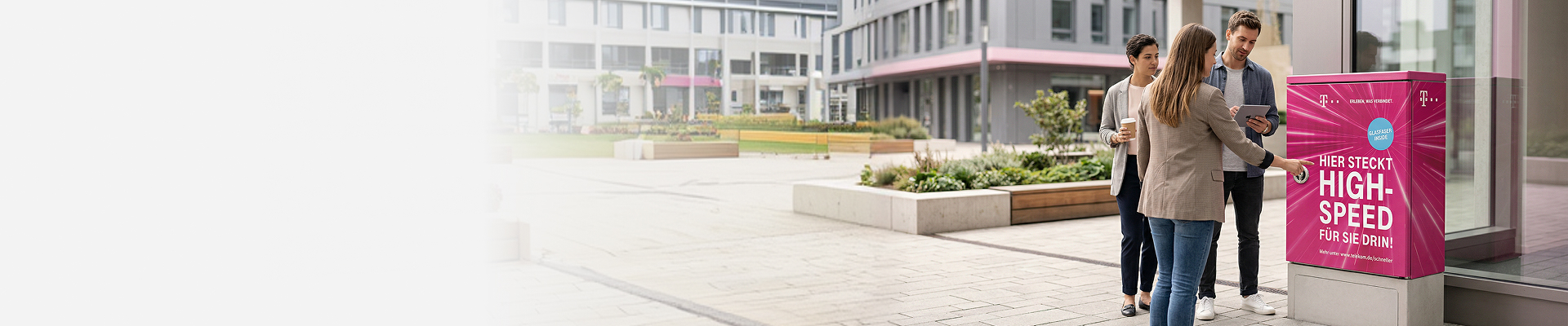 Drei Personen stehen vor einem pinken Citycube mit Highspeed-Internet-Werbung.