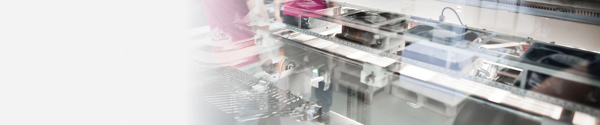 Detailansicht einer laufenden Digitaldruckmaschine in der Produktionshalle.