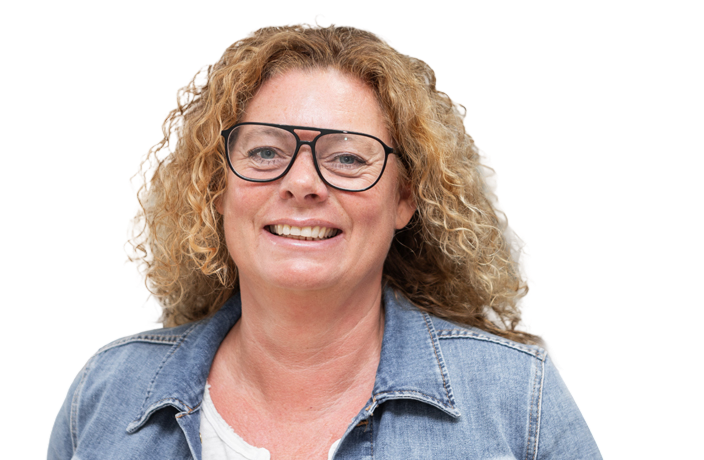 Lächelnde Frau in Jeansjacke vor transparentem Hintergrund.