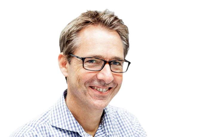Lächelnder Mann mit Brille vor transparentem Hintergrund.