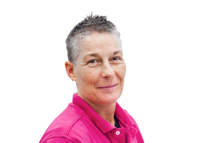 Lächelnde Frau im pinken Poloshirt vor transparentem Hintergrund.