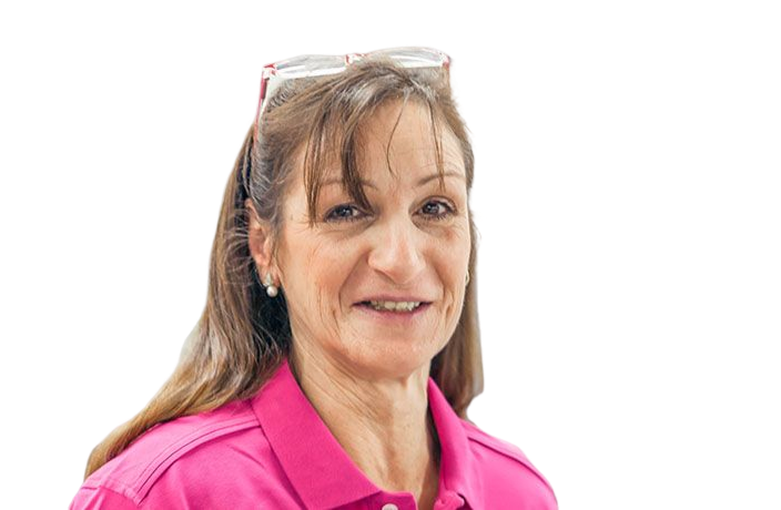 Lächelnde Frau im pinken Poloshirt vor transparentem Hintergrund.
