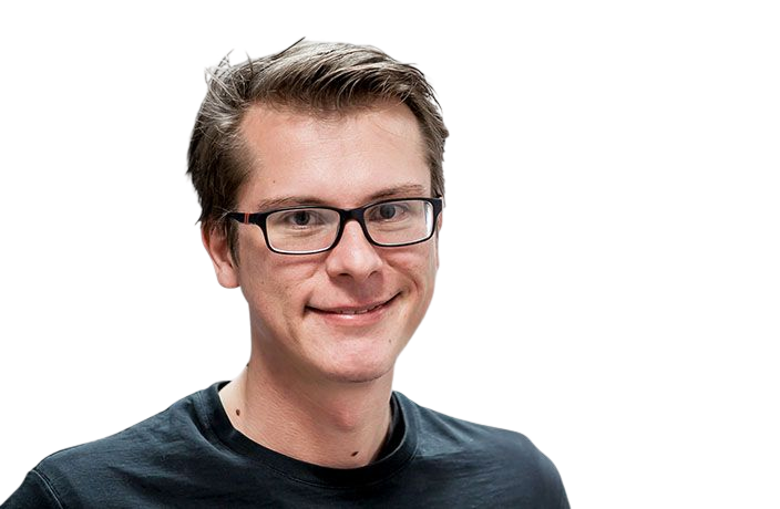 Lächelnder Mann im schwarzen T-Shirt vor transparentem Hintergrund.