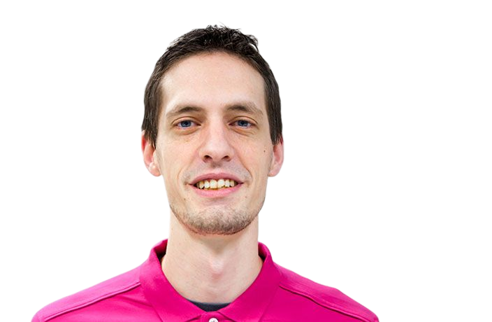 Lächelnder Mann im pinken Poloshirt vor transparentem Hintergrund.