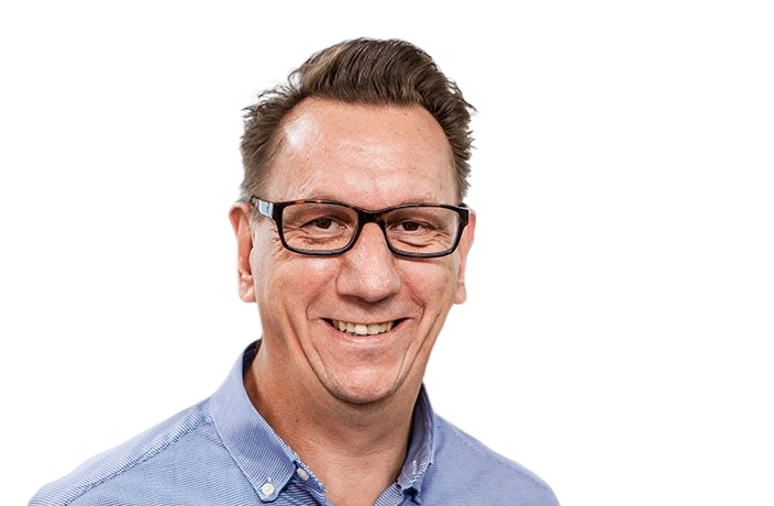 Lächelnder Mann im blauen Hemd vor transparentem Hintergrund.