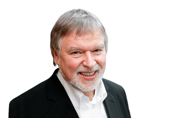 Lächelnder Mann im schwarzen Anzug vor transparentem Hintergrund.