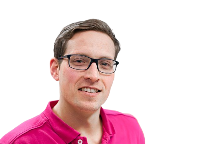 Lächelnder Mann im pinken Poloshirt vor transparentem Hintergrund.