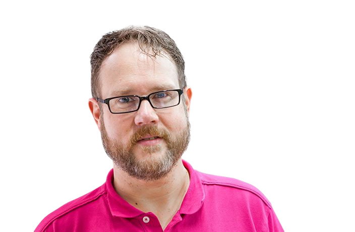 Lächelnder Mann im pinken Poloshirt vor transparentem Hintergrund.