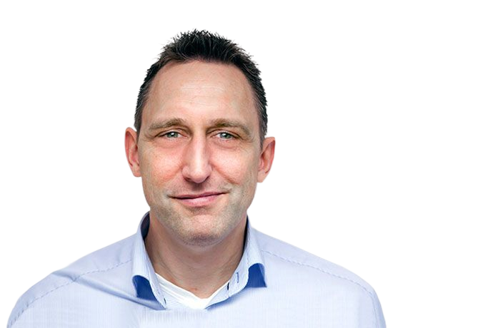 Lächelnder Mann im blauen Hemd vor transparentem Hintergrund.