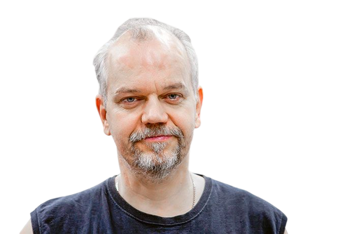 Mann im schwarzen Oberteil vor transparentem Hintergrund.