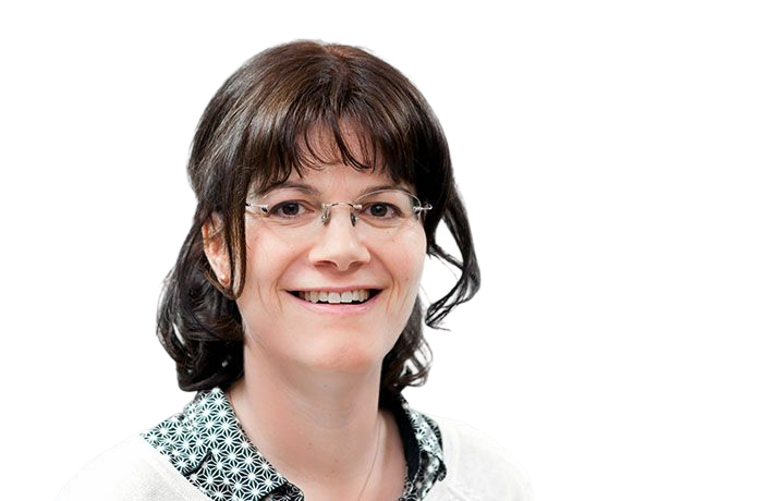 Lächelnde Frau im Hemd und Pullover vor transparentem Hintergrund.