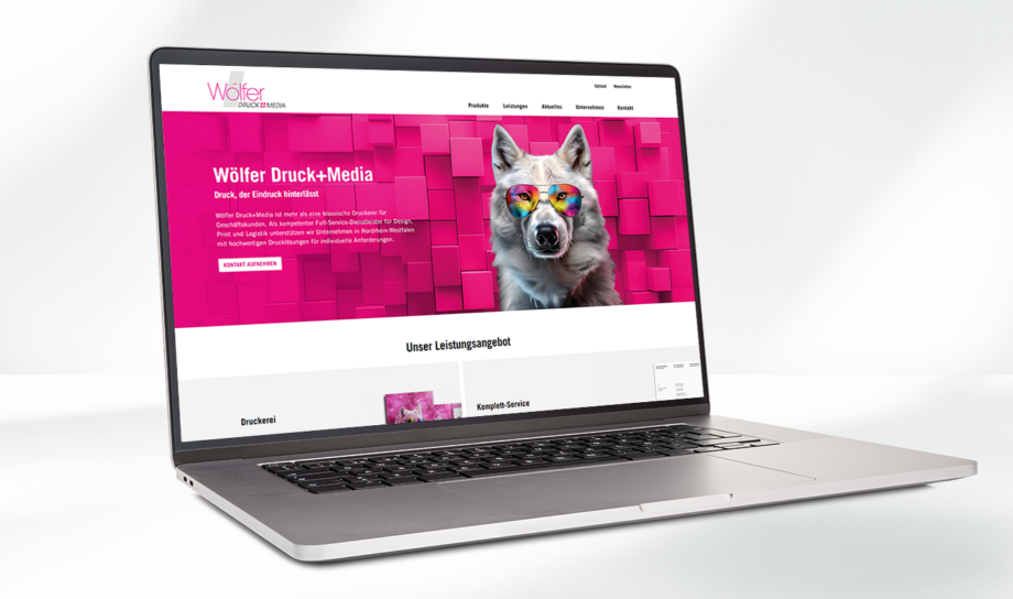 Laptop mit der neuen Website von Wölfer Druck+Media auf dem Bildschirm.